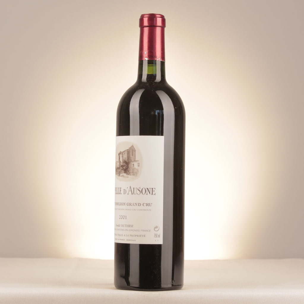 Château Ausone Chapelle d'Ausone Saint-Émilion Grand Cru 2001 Bottle turned left