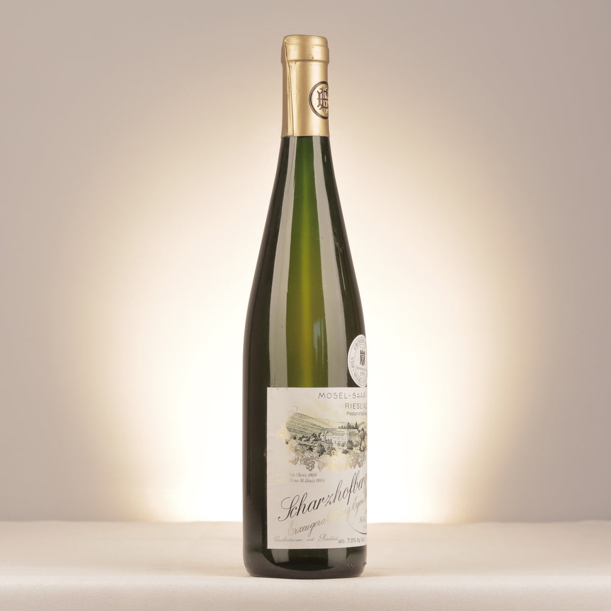 Egon Muller Scharzhofberger Riesling Auslese Goldkapsel Versteigerung Mosel 1994 Bottle turned right
