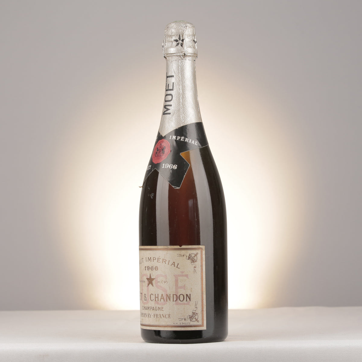 Champagne Moët & Chandon Brut Impérial Rosé 1966 Bottle turned left