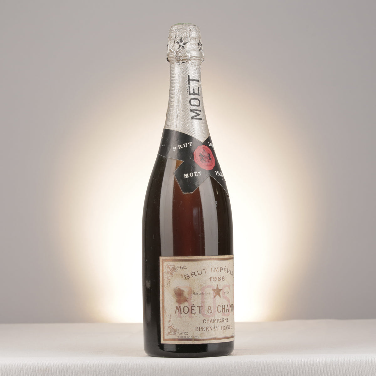Champagne Moët & Chandon Brut Impérial Rosé 1966 Bottle turned right