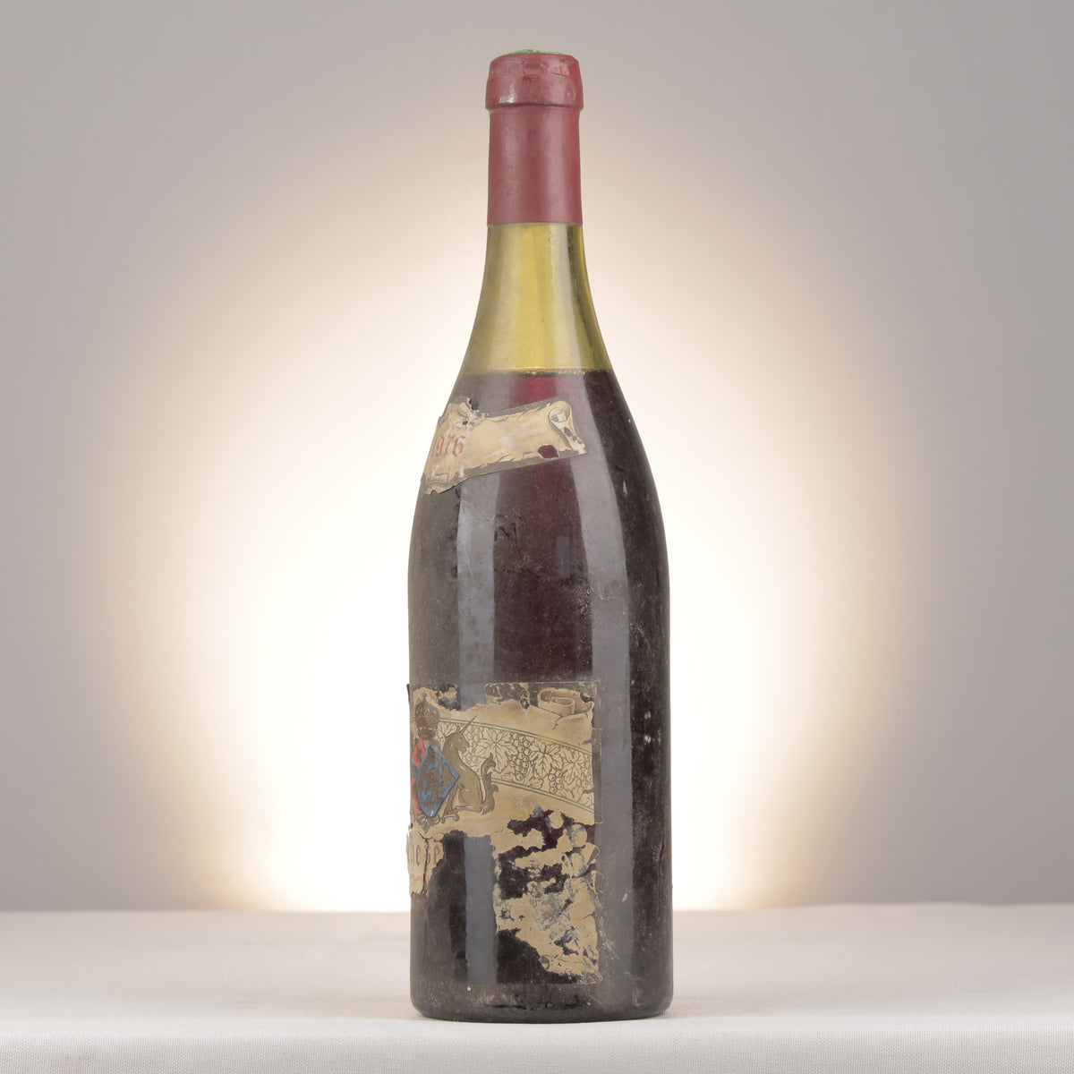 Domaine Mugneret-Gouachon Échezeaux Grand Cru 1976 Bottle turned left (lot 963b)