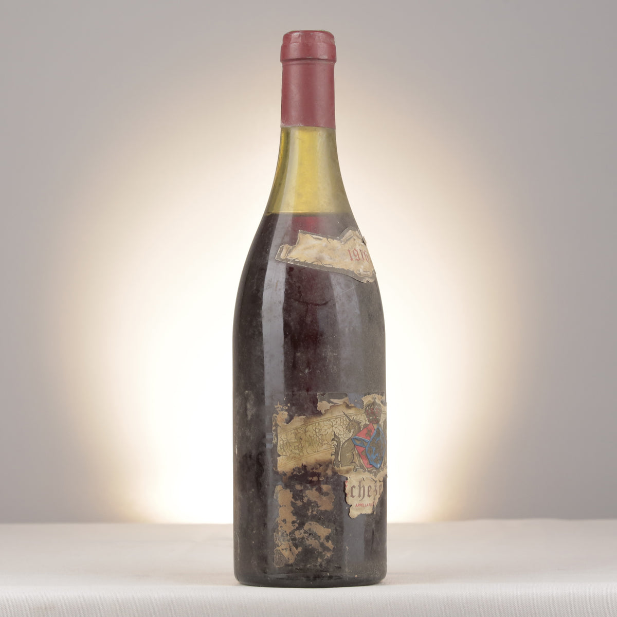 Domaine Mugneret-Gouachon Échezeaux Grand Cru 1976 Bottle turned right (lot 963b)