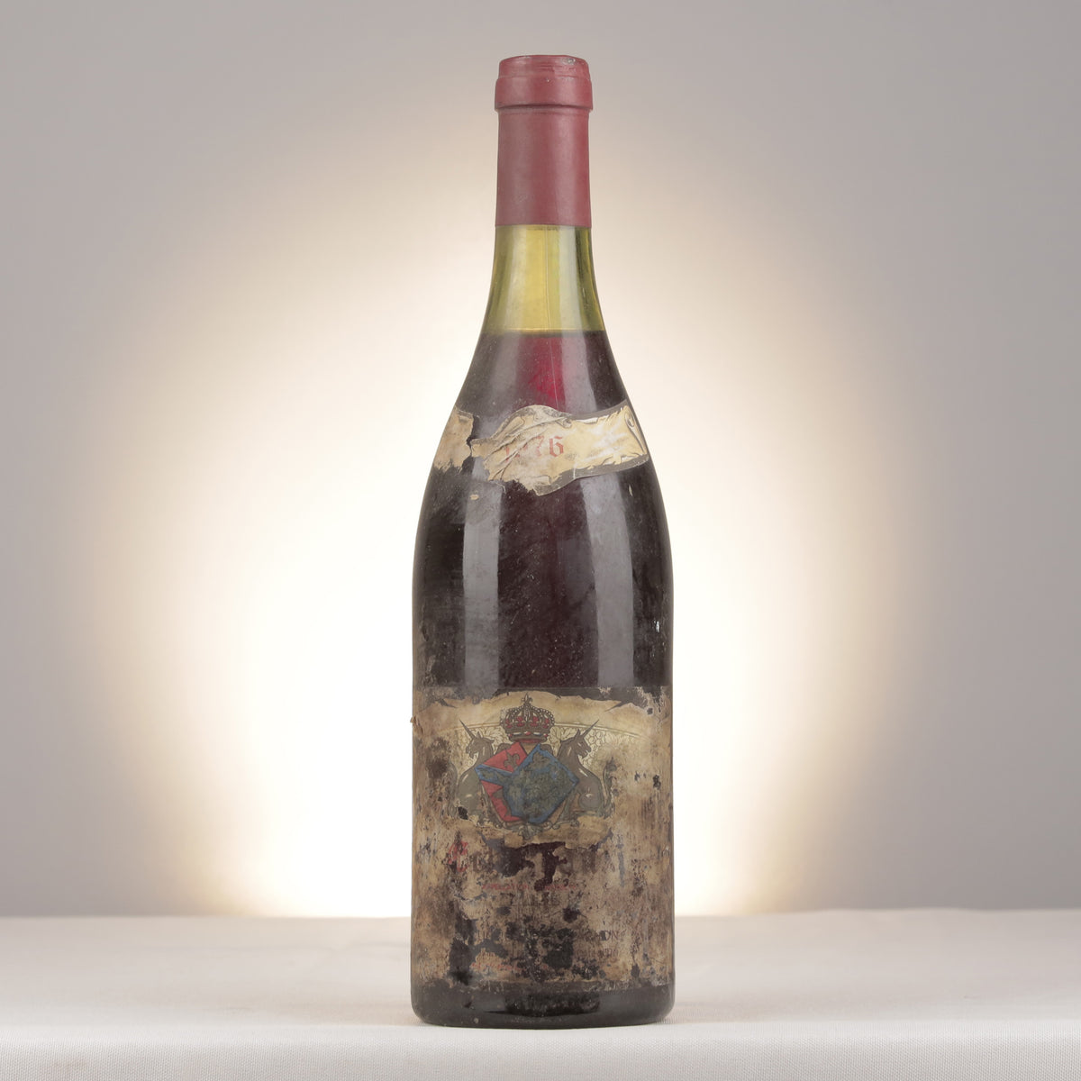 Domaine Mugneret-Gouachon Échezeaux Grand Cru 1976 Bottle front (lot dcf4)
