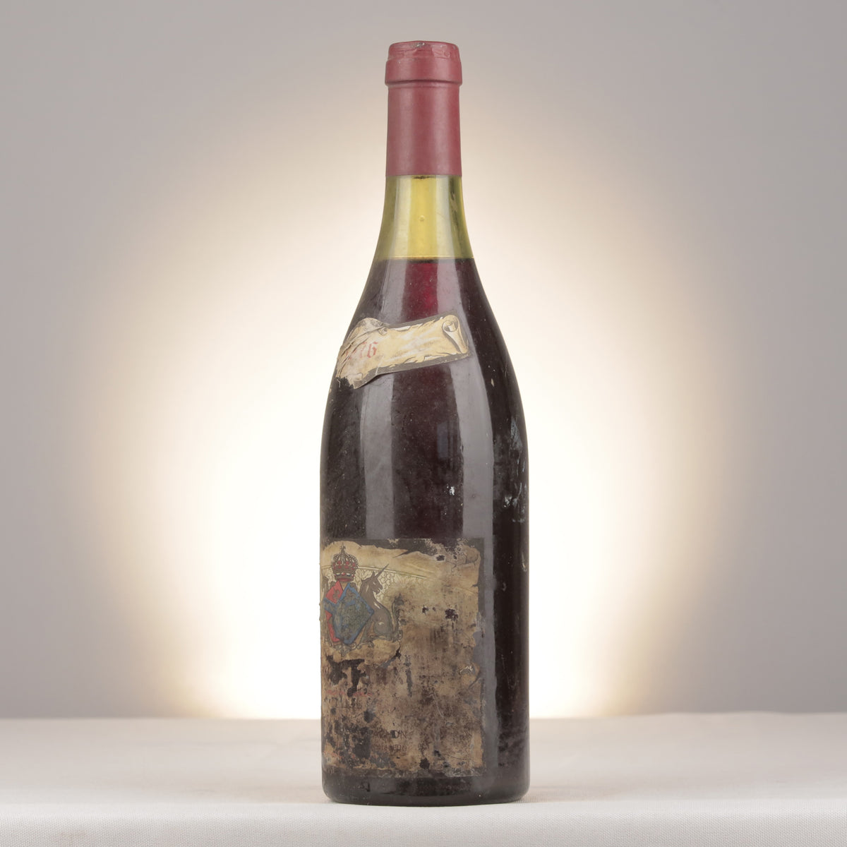 Domaine Mugneret-Gouachon Échezeaux Grand Cru 1976 Bottle turned left (lot dcf4)