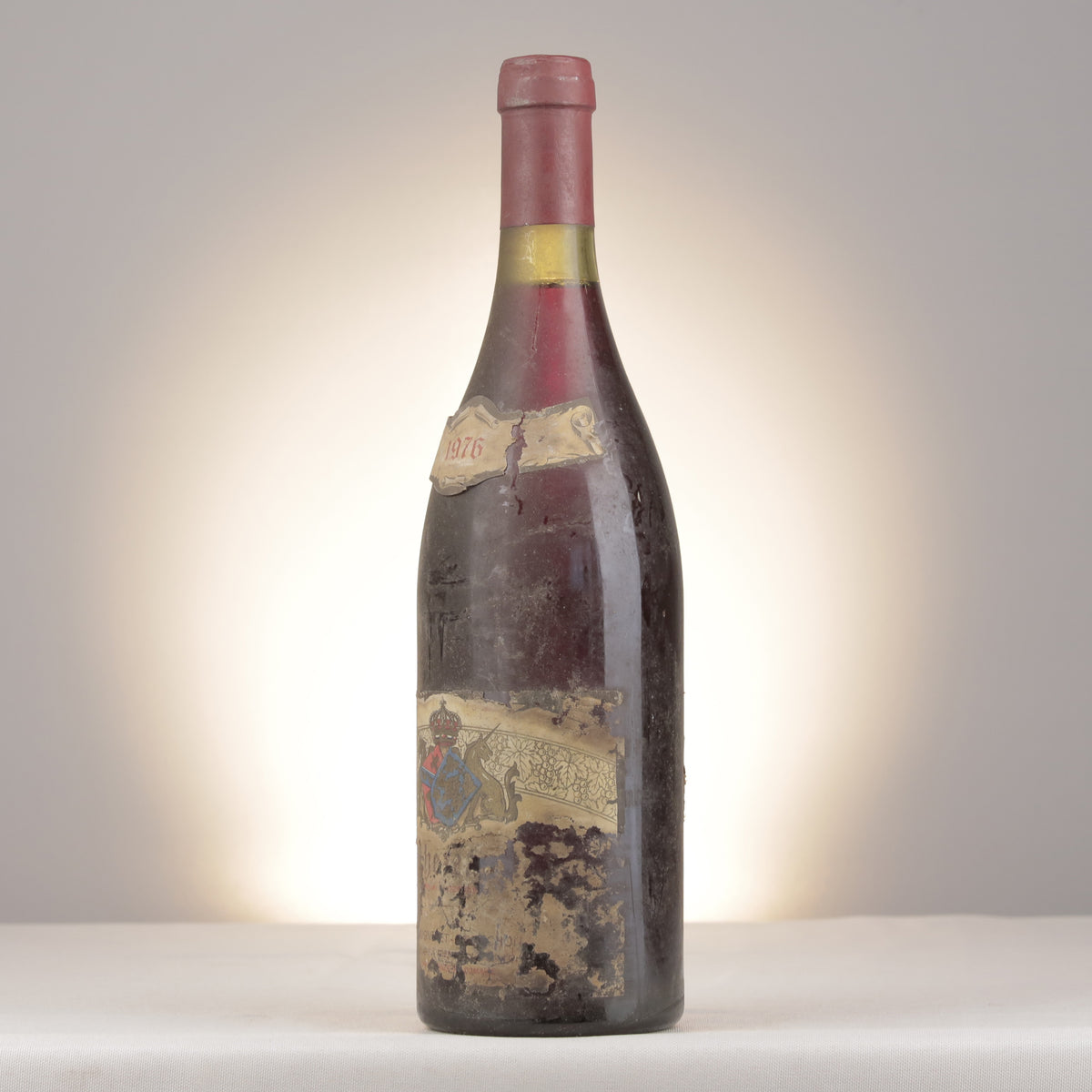 Domaine Mugneret-Gouachon Échezeaux Grand Cru 1976 Bottle turned left (lot f6fa)