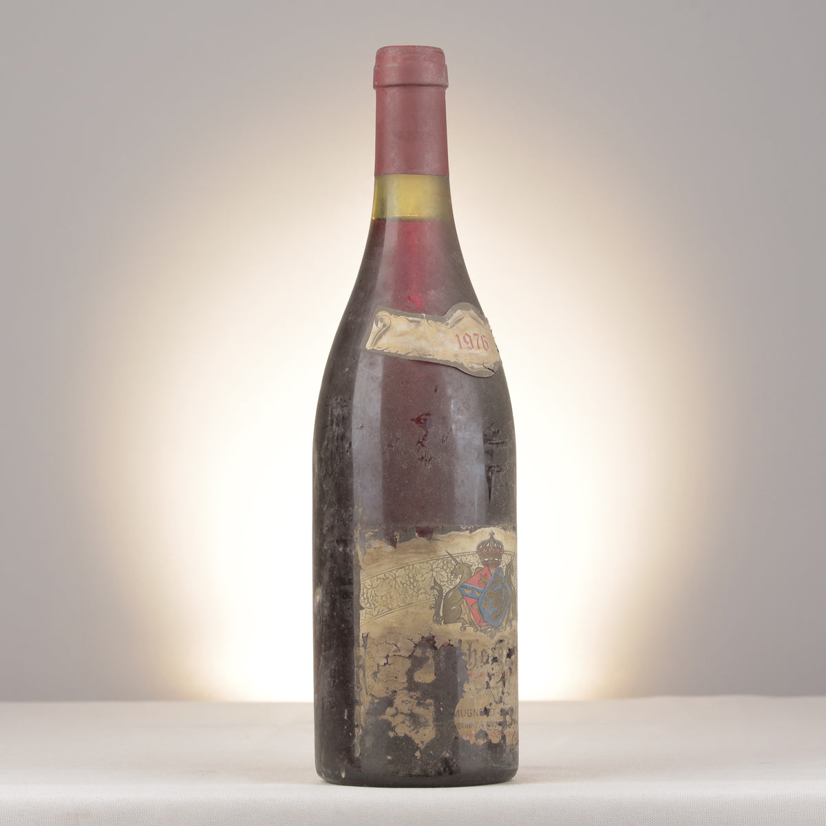 Domaine Mugneret-Gouachon Échezeaux Grand Cru 1976 Bottle turned right (lot f6fa)